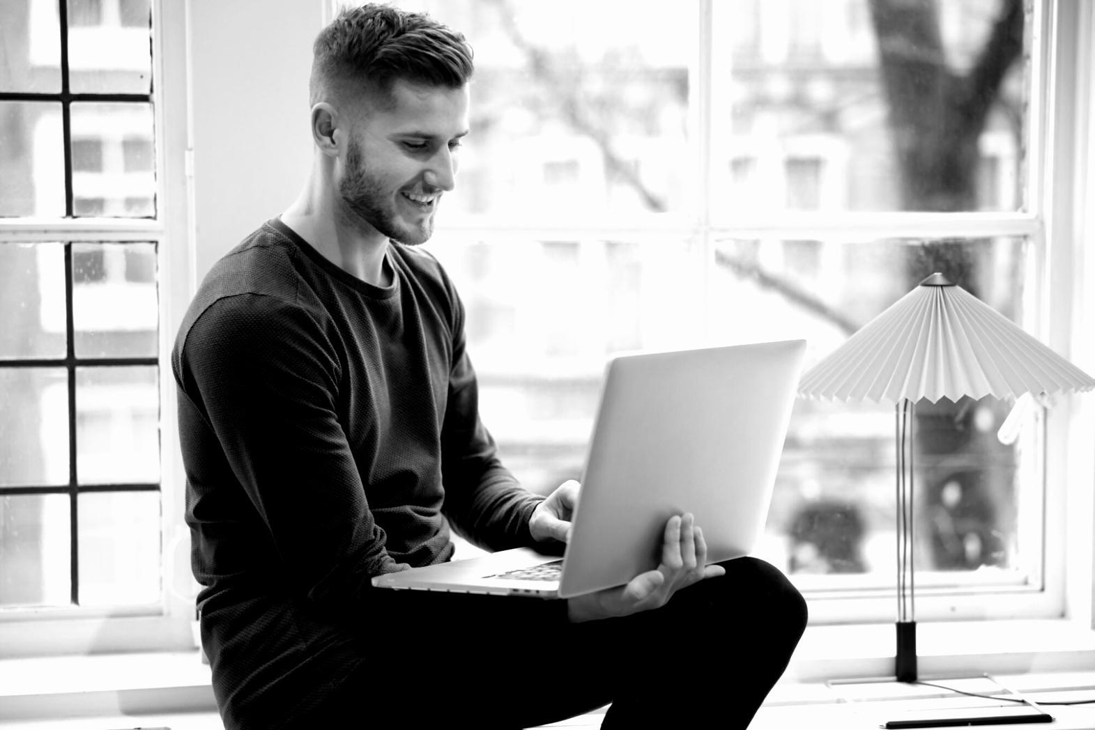 Persona revisando finanzas personales en un entorno de estudio cómodo