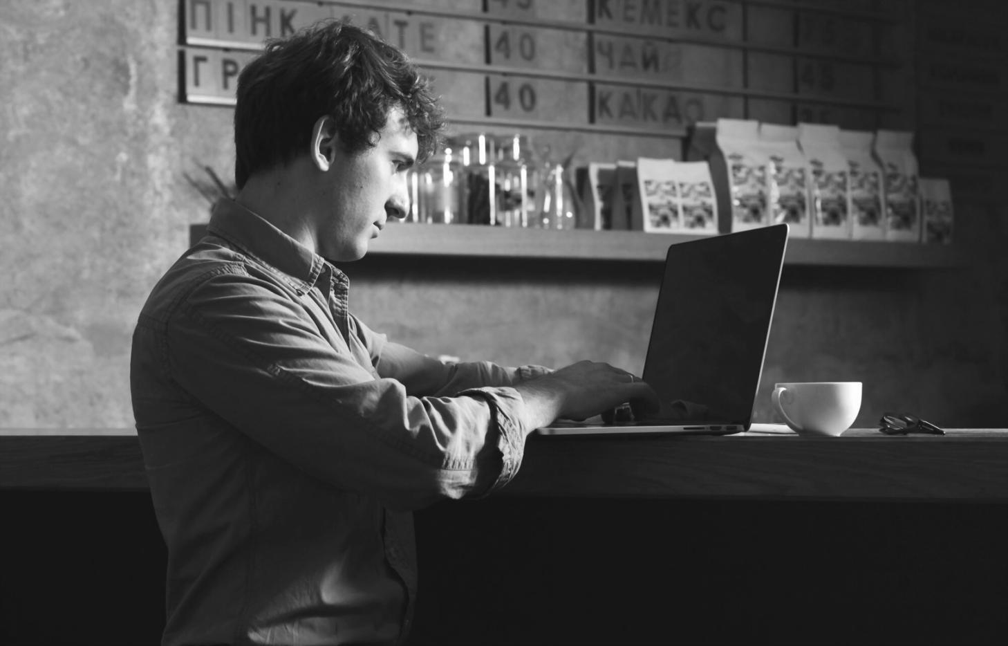 Espacio de trabajo organizado con calculadora y documentos financieros